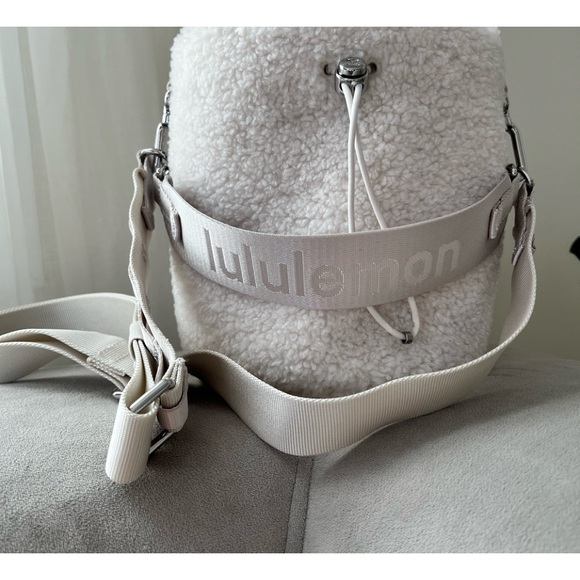 Lululemon Sherpa Crossbody Cream bucket Bag
NWOT - Picture 3 of 8